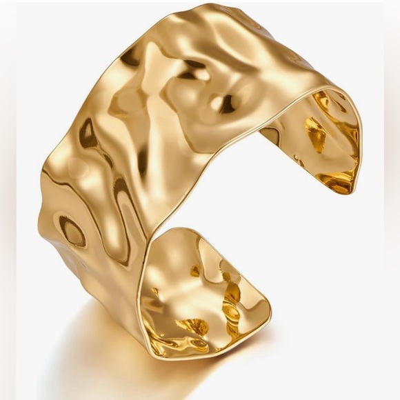 WOWORAMA Hammered Gold Cuff-One Size - Picture 1 of 6